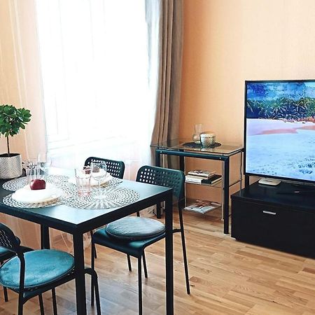 Centrally Located Studio Apartment Riga Exterior photo
