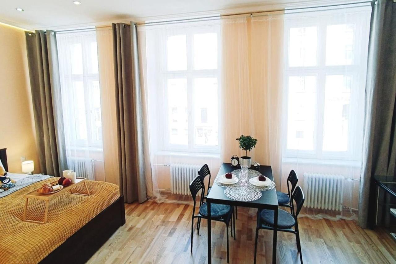 Centrally Located Studio Apartment Riga Exterior photo
