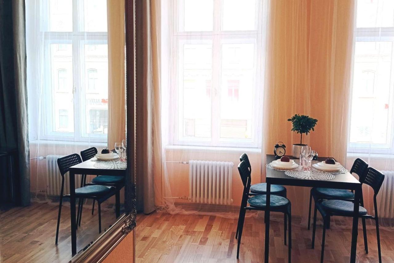 Centrally Located Studio Apartment Riga Exterior photo