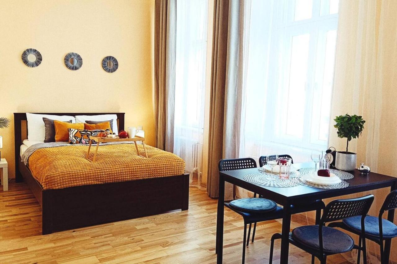 Centrally Located Studio Apartment Riga Exterior photo